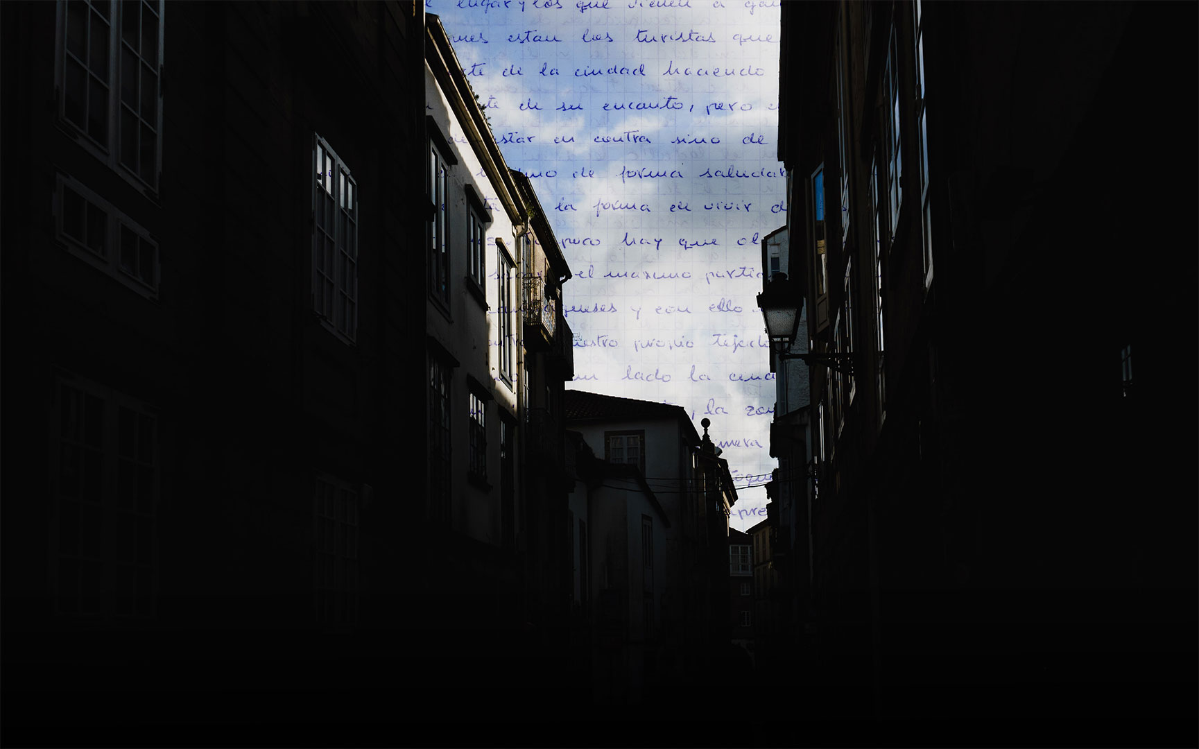 Composición fotográfica de una carta escrita a mano sobre plano en sombra de calle