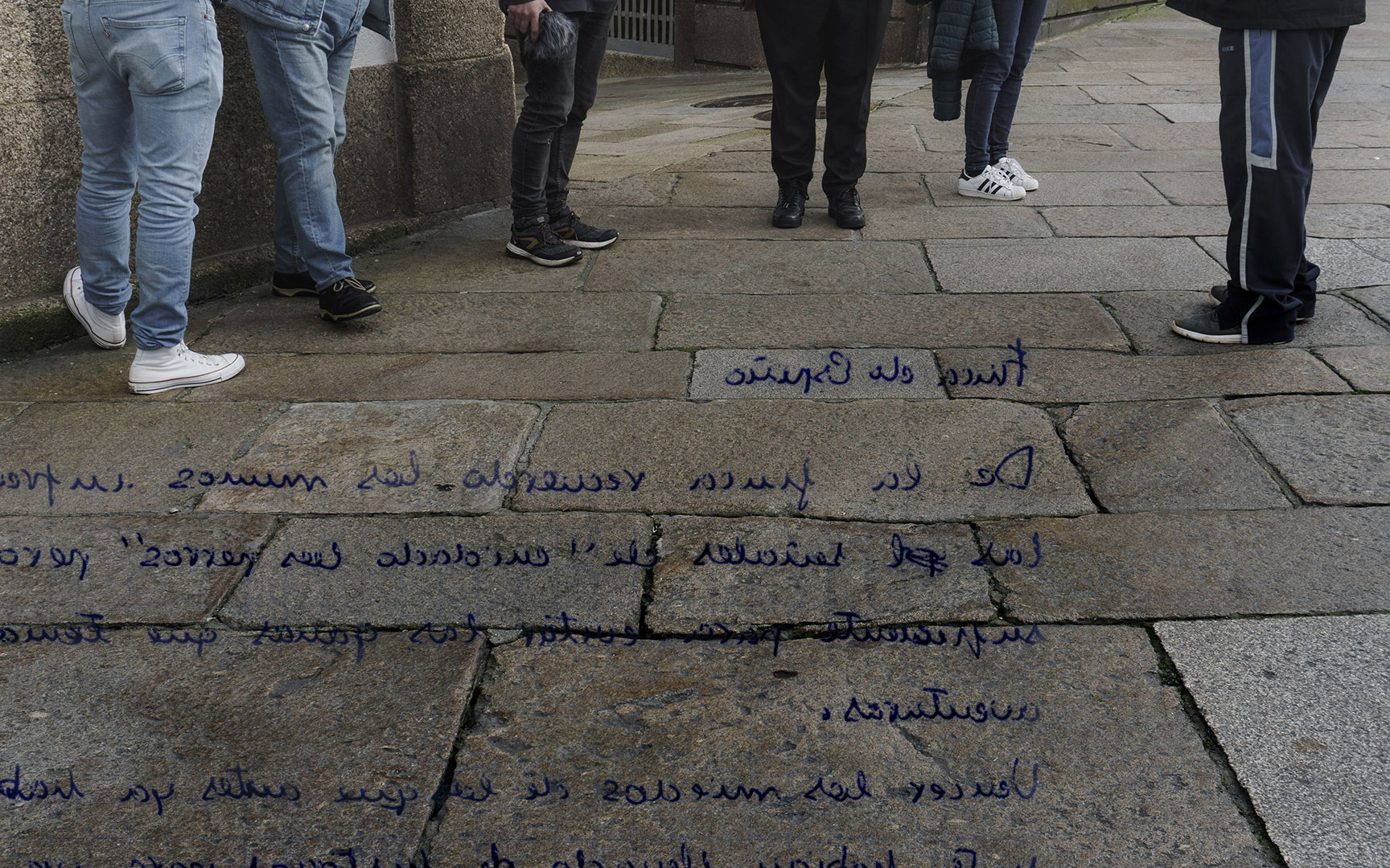 Composición fotográfica de una carta escrita a mano sobre el plano cortado de personas conversando