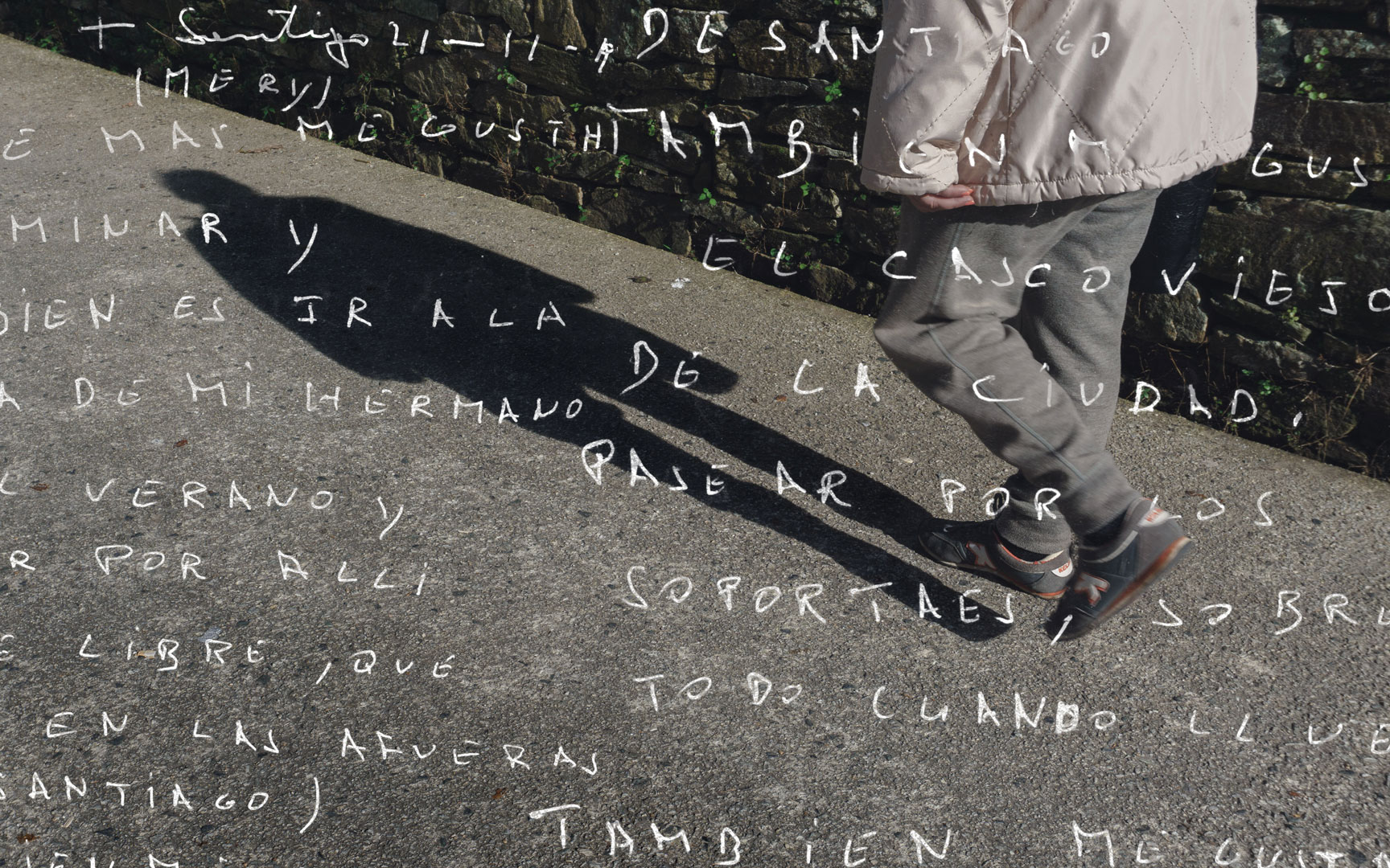 Composición fotográfica que superpone una carta manustrica sobre la silueta de una persona caminando