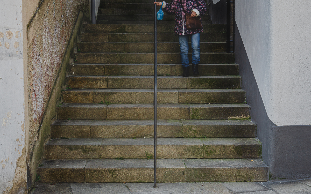 Plano cortado de persona bajando escaleras en la calle da Carricova de Santiago.